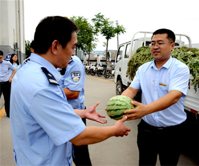 開元集團(tuán)持續(xù)幫扶洛寧瓜農(nóng)——5000斤愛(ài)心西瓜慰問(wèn)洛陽(yáng)一線交警