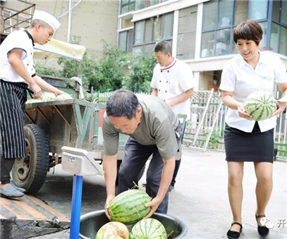 買下一整車西瓜，讓瓜農(nóng)早點(diǎn)回家